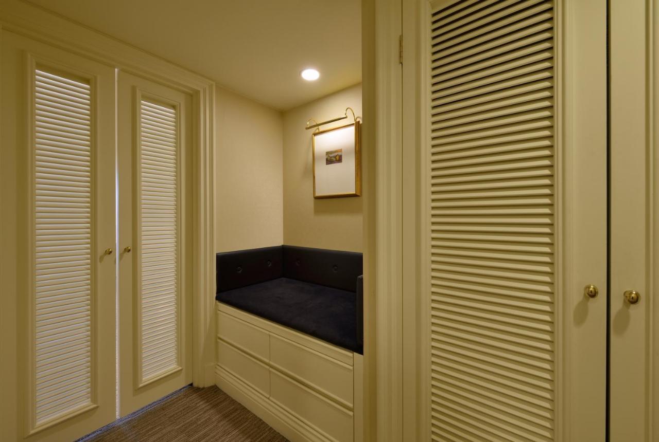 The Sherwood Taipei Eksteriør bilde A louvered door